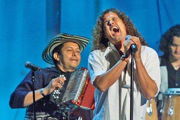 Habraacute un desfile de celebridades de la muacutesica en la entrega de los Grammy Latino