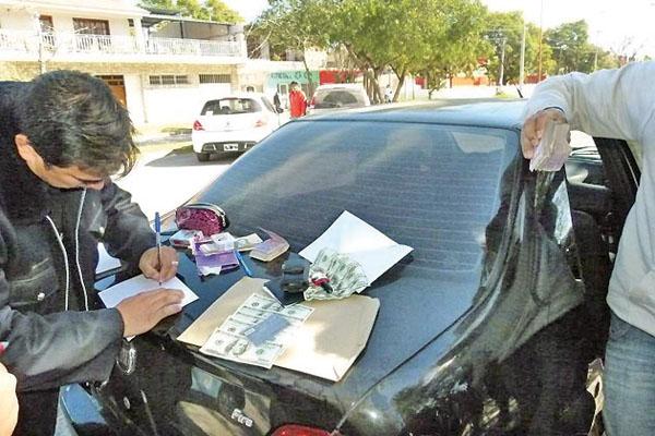 SECUESTROS Y DETENCIONES La policía incautó los billetes También tenía 60000 El vehículo y la pareja quedaron a disposición de la Justicia