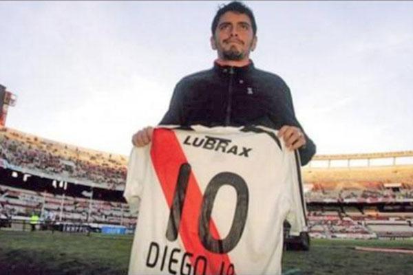 iquestOtra provocacioacuten al padre- Diego Maradona Junior se hizo hincha de River 