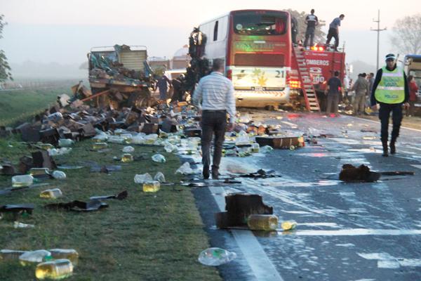 DESASTRE El impacto fue frontal En el acto fallecieron los dos choferes Anoche veinte personas eran asistidas en Rafaela