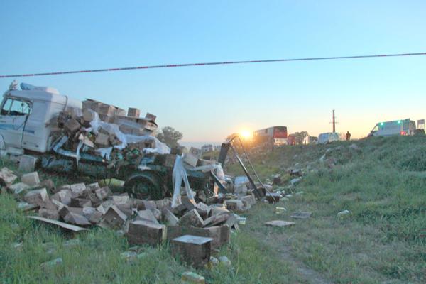 SECUELAS El camionero también sufrió graves heridas Transportaba aceite que terminó diseminado en la ruta 34