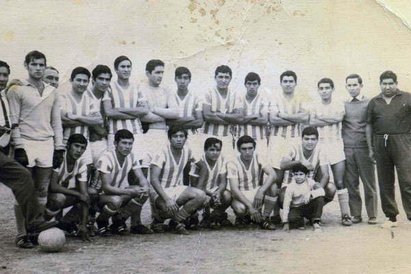 Hace 45 antildeos Friacuteas logroacute la hazantildea  de ganar la copa Adriaacuten Beccar Varela