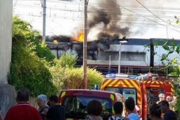 Evacuaron un tren espantildeol por incendio- al menos 10 heridos