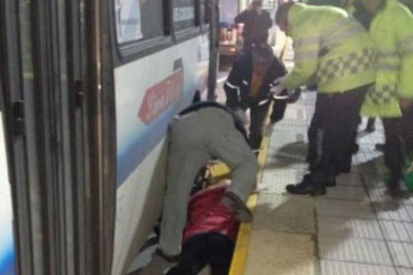  Grave accidente en el Metrobus de Vicente Loacutepez- deberaacuten amputarle el brazo a una mujer de 78 antildeos