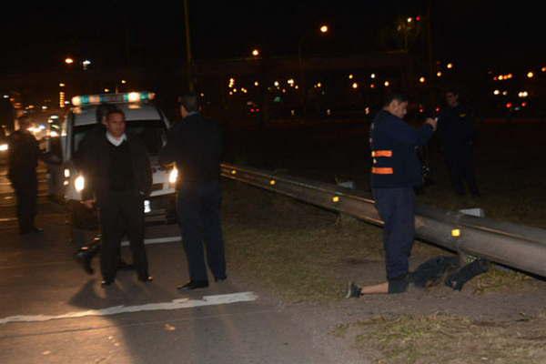 Huiacutea tras cometer un iliacutecito y murioacute atropellado por una camioneta en la autopista