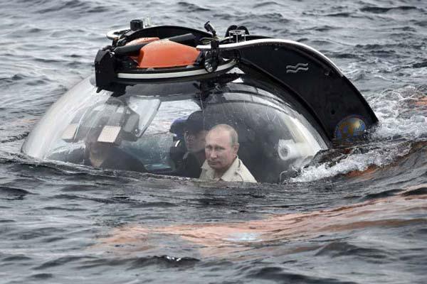 La aventura de Vladimir Putin a bordo de un mini submarino en Crimea