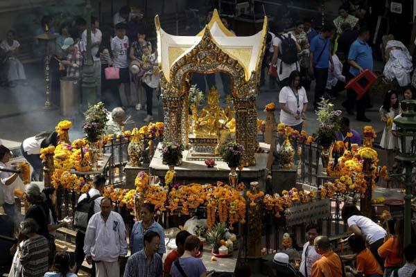  Con una ceremonia interreligiosa Tailandia recordoacute a las viacutectimas del atentado