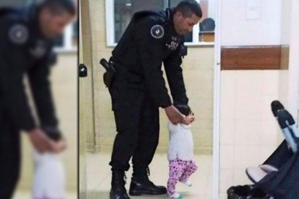 La foto del diacutea- beba quedoacute sola en un hospital hasta que aparecioacute este policiacutea