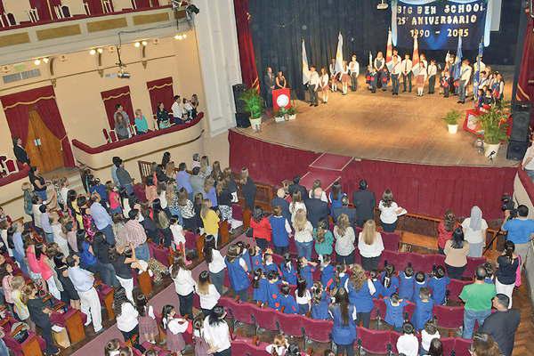 El Big Ben School celebroacute sus Bodas de Plata en el teatro 25 de Mayo