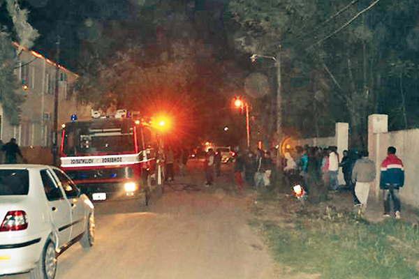 Infernal incendio en albergue de nintildeos y ancianos de Antildeatuya