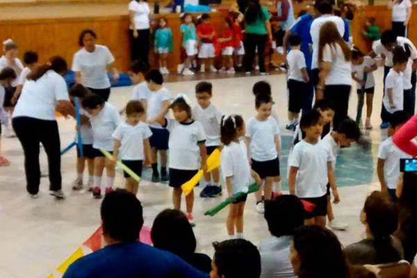 Alumnos del jardiacuten de la Escuela Normal deleitaron a padres y sentildeos con la muestra de Educacioacuten Fiacutesica