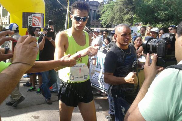 Federico Bruno se impuso en los 21 km del Maratoacuten 50 Antildeos de Canal 7