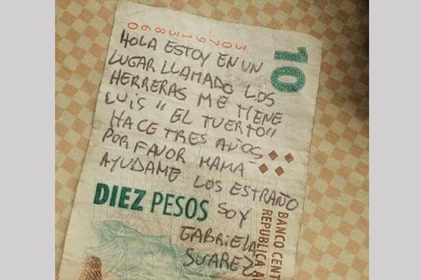 Investigan el pedido de ayuda escrito en un billete de 10