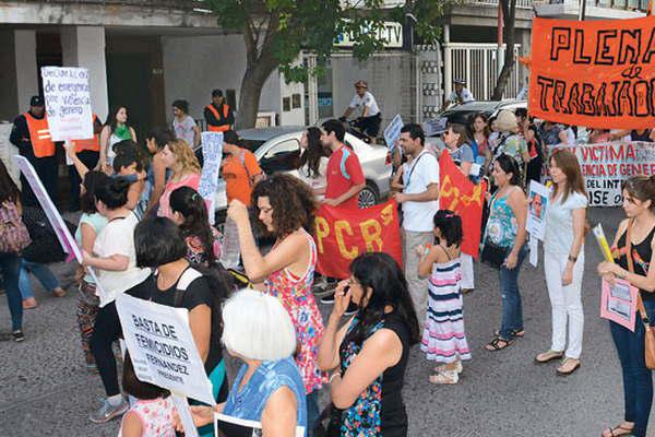 Escrache de #NiUnaMenos en casa de los Guardo y pedido de prisioacuten perpetua