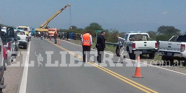 Desbarrancoacute un micro con gendarmes del destacamento Santiago del Estero en Salta- seriacutean 43 los muertos 