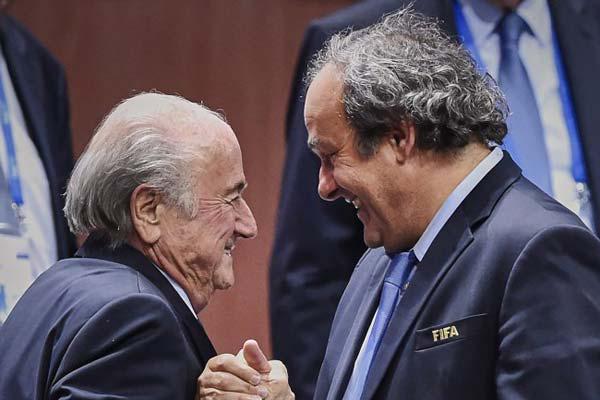 La comisioacuten de eacutetica de la FiFA suspendioacute por ocho antildeos a Blatter y a Platini 