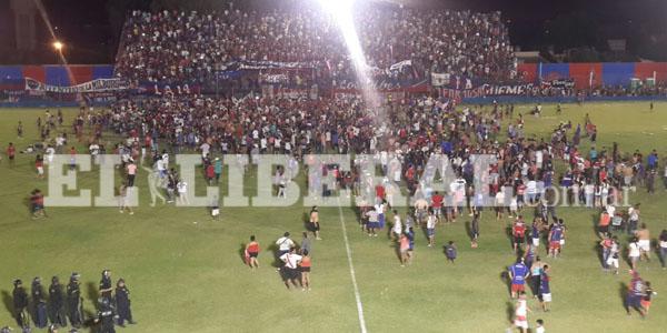 Guumlemes le ganoacute a San Martiacuten ascendioacute al Federal A y desatoacute la locura de los hinchas en la Isla