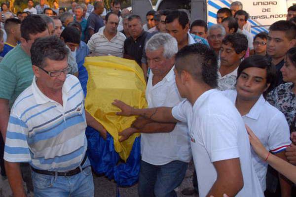 Hondo pesar en el sepelio de los  dos joacutevenes muertos en Sumamao