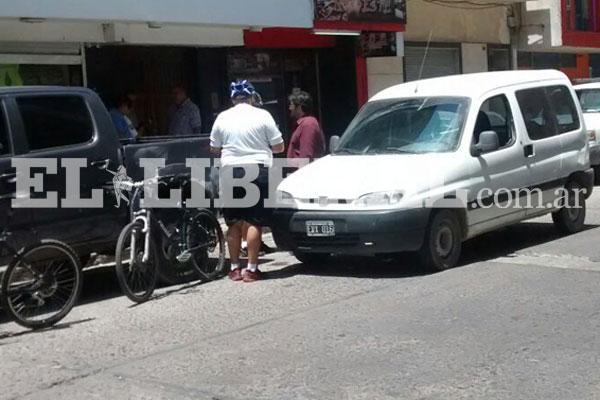  Camioneta embistioacute a un moacutevil policial y se dio a la fuga