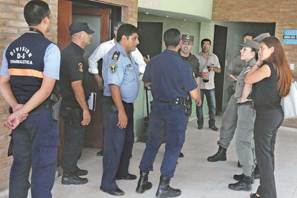 Policiacutea muere baleado por su compantildeero en la Seccional 2ordf