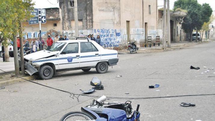 Motociclista internado tras colisionar con auto