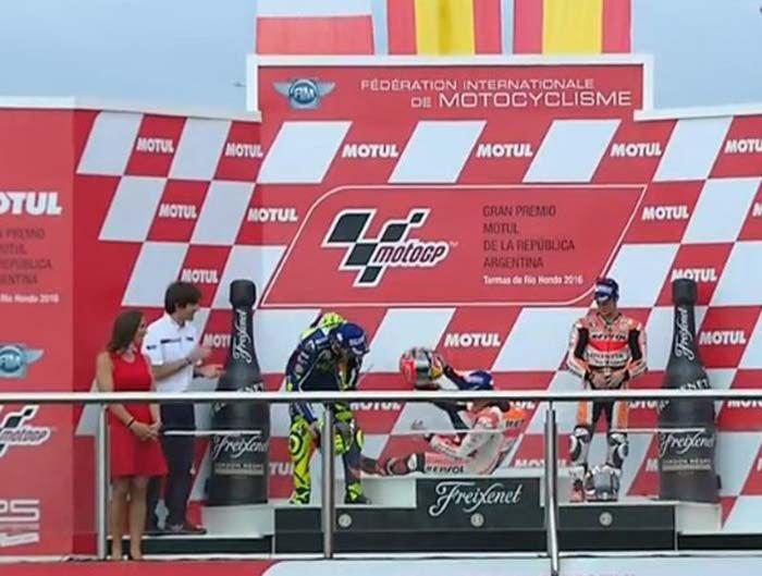 El resbaloacuten de Marc Maacuterquez en el podio del MotoGP