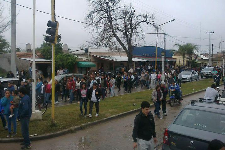 Alumnos de Diego Santilln participan del cortejo hacia el cementerio de las víctimas del triple crimen