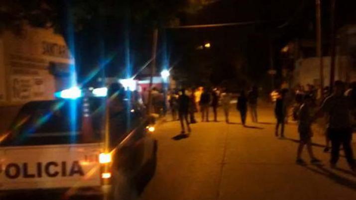 Una batalla campal dejoacute un herido de bala en el barrio Sarmiento