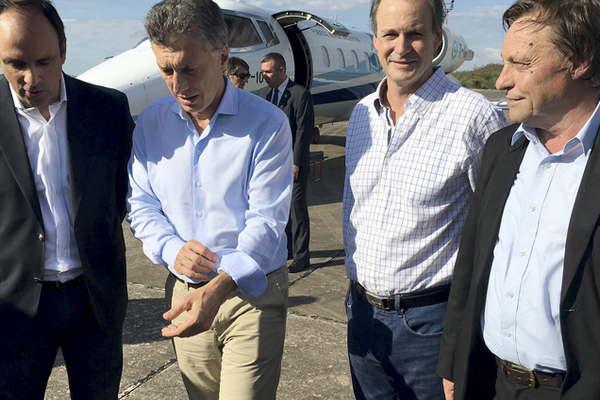 Macri recorrioacute aacutereas inundadas y  anuncioacute que declararaacute zona de desastre 