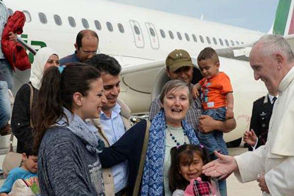 El papa Francisco se llevoacute a  Roma a doce refugiados sirios