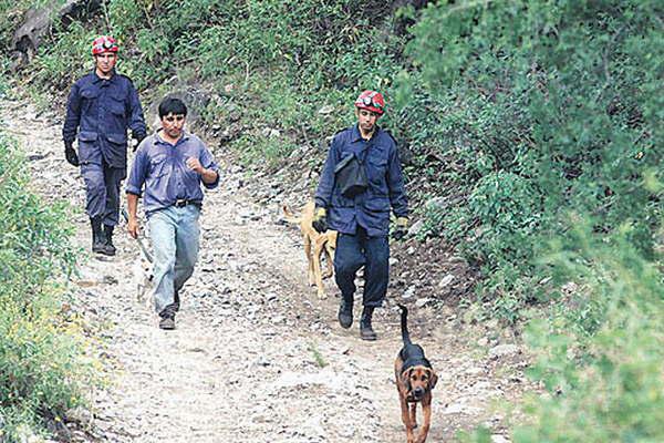 Seis cazadores que permanecieron maacutes de 12 horas perdidos  en el monte de Los Telares fueron rescatados sanos y salvo