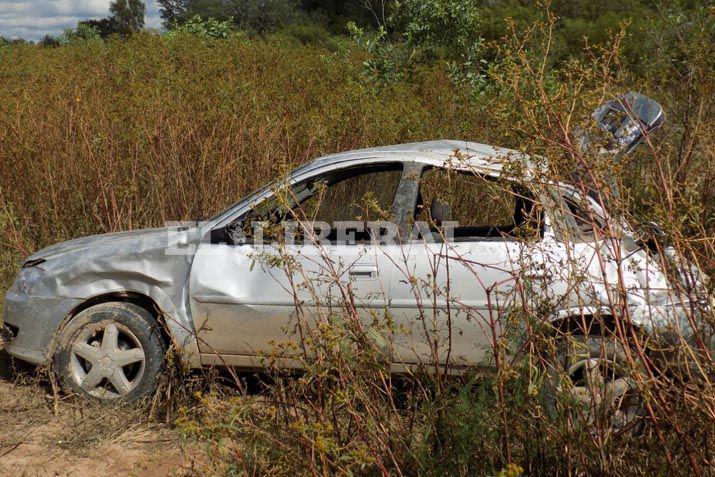 Tres personas heridas tras violento vuelco en Ruta 1