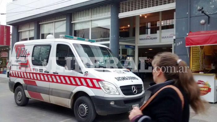 Una ambulancia ingresó a la peatonal Tucumn para trasladarla al hospital Regional