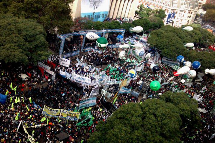 Marcha de los gremios contra los despidos y la inflacioacuten