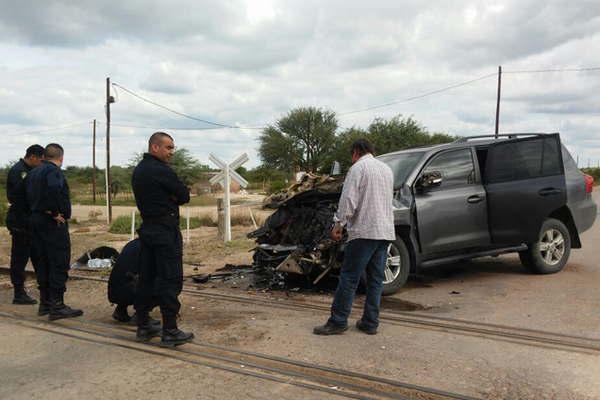 El conductor de una camioneta se  salvoacute de morir arrollado por un tren 