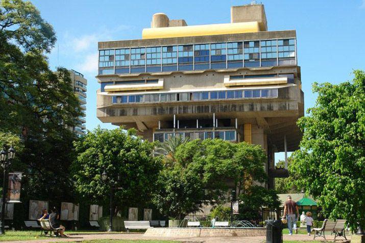 La Biblioteca Nacional exhibiraacute los libros de Laacutezaro Baacuteez