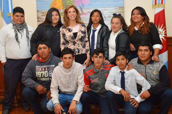 La gobernadora Claudia de Zamora compartioacute un ameno momento con alumnos de Villa Atamisqui