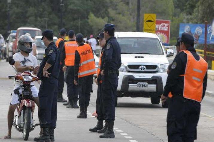 Policiacutea de seguridad vial fue embestido por un motociclista