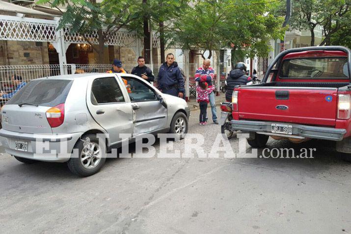 Choque entre un auto y una camioneta en pleno centro