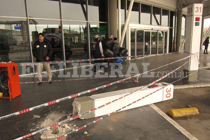 Colectivo chocoacute un poste en la Terminal