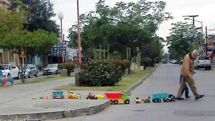 La historia detraacutes de la foto del abuelo y su nieto  en plena avenida Coloacuten que emocionoacute al paiacutes