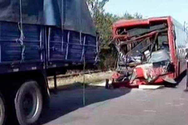 Camionero santiaguentildeo protagonizoacute violento choque con un coletivo en Santa Fe