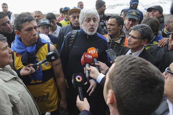 La barrabrava de Boca llegoacute ayer a Buenos Aires  y sus integrantes fueron recibidos como heacuteroes 