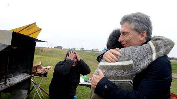 Macri sorprendioacute a puestero que le habiacutea mandado  100