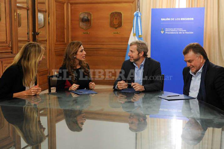 La gobernadora de la provincia Claudia de Zamora junto al Ministro del Interior Rogelio Frigerio Marina Klemensiewicz y Domingo Amaya