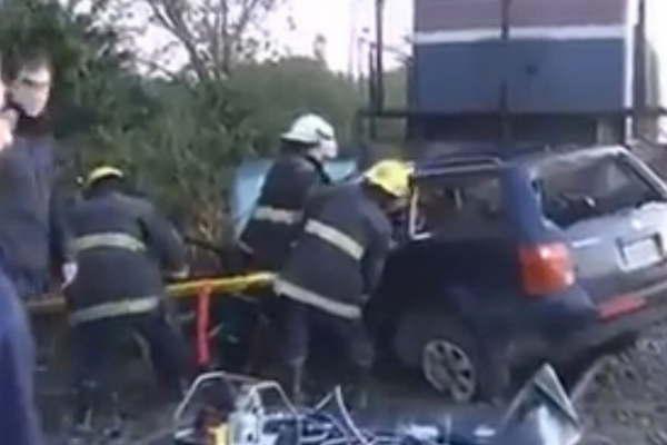 Dos heridos graves cuando un tren embistioacute un auto 