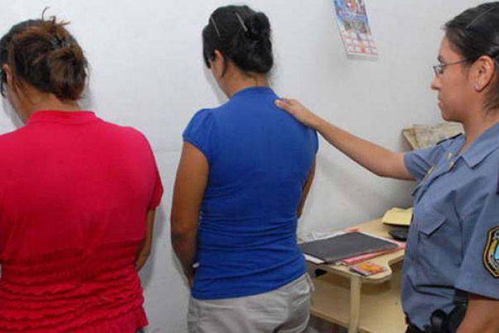 Hermanas mecheras fueron detenidas robando con sus hijas menores