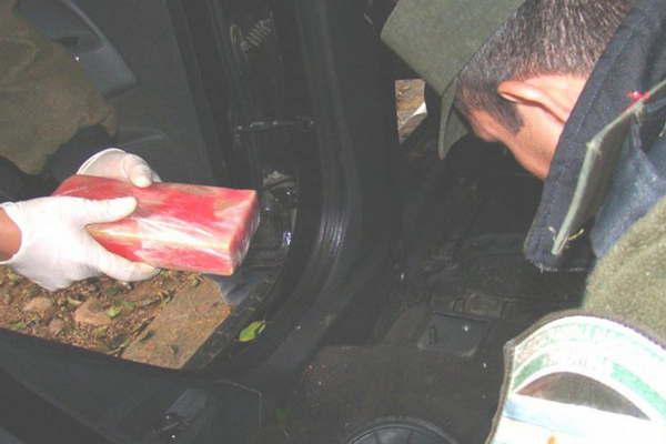 Sorprenden a un camionero con 28 kilos de cocaiacutena en  el tanque de combustible 