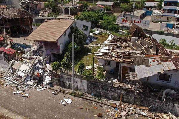 Correa anuncioacute viviendas en zona  del terremoto 