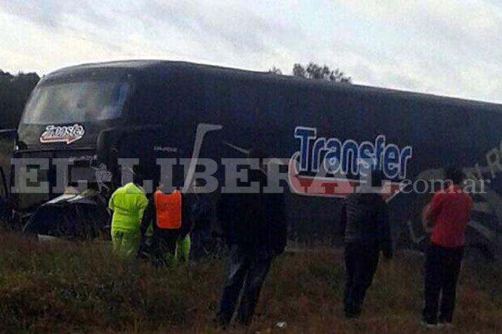 Choque de un automóvil y un colectivo Trasnfer